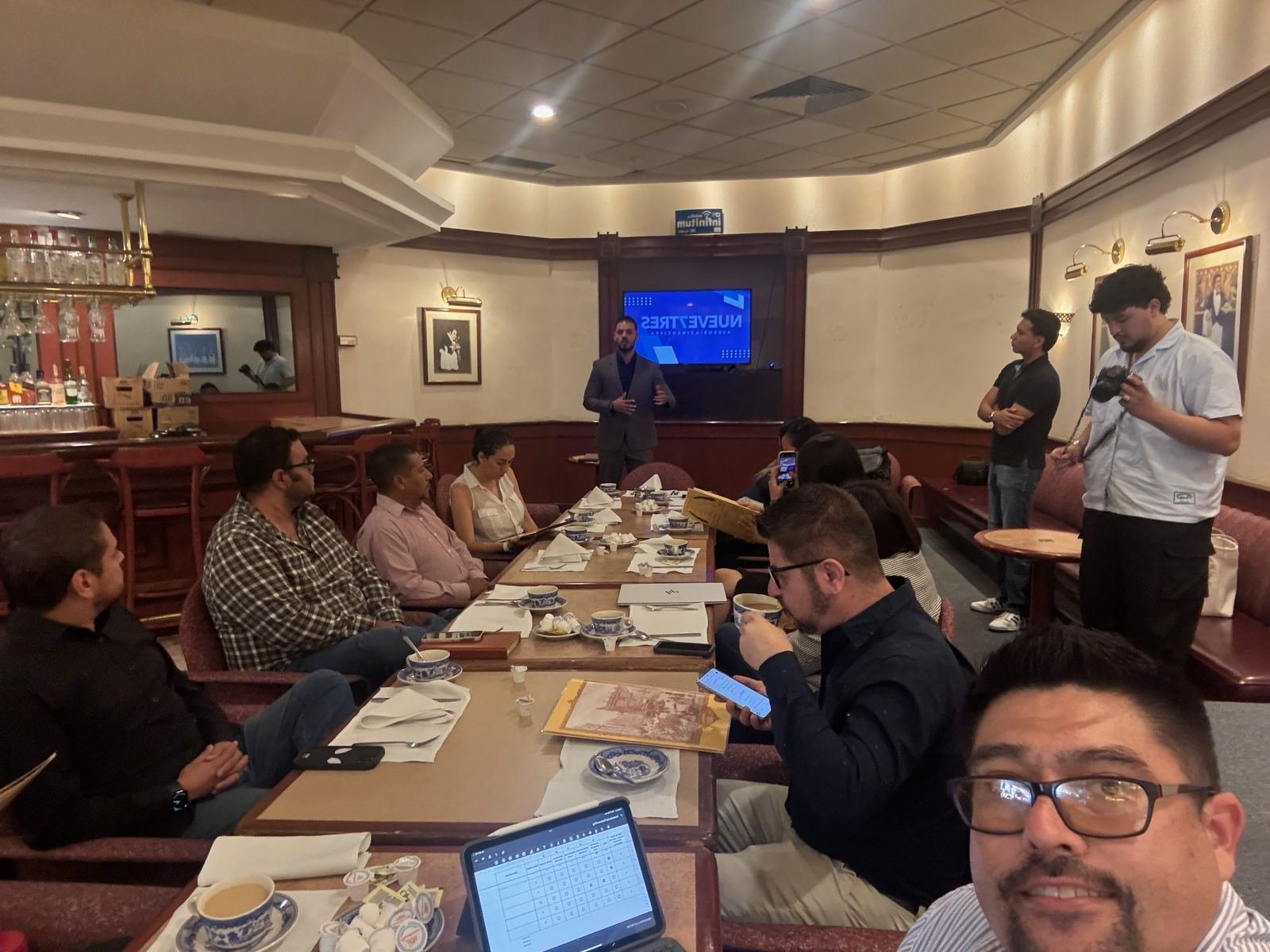 Sesión de Cashworking con empresarios alrededor de una mesa