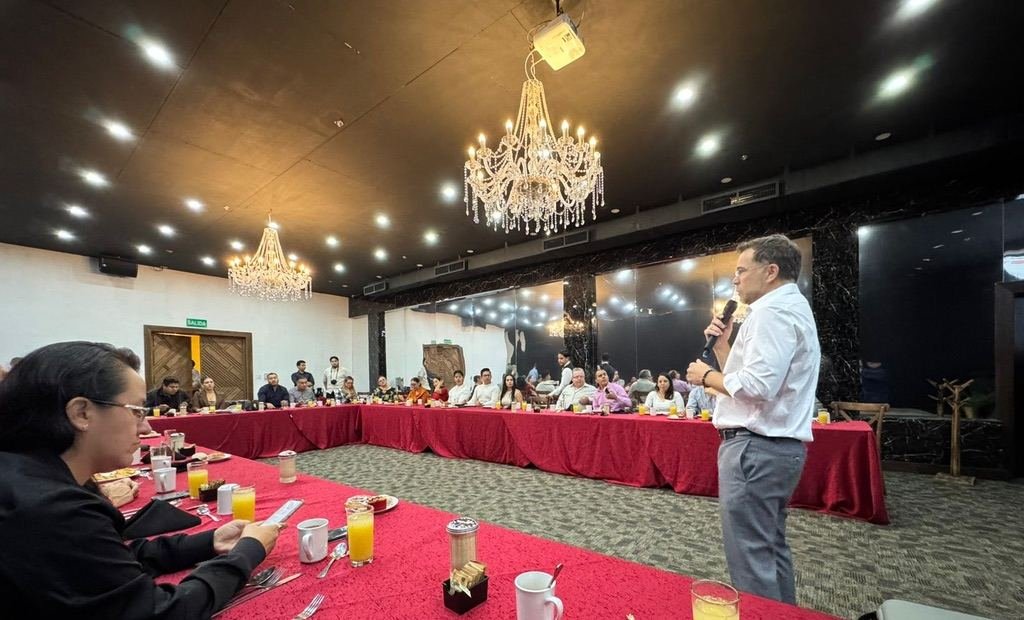 Jorge Cruz Camberos habla ante los asistentes del desayuno de FACETA, octubre de 2025